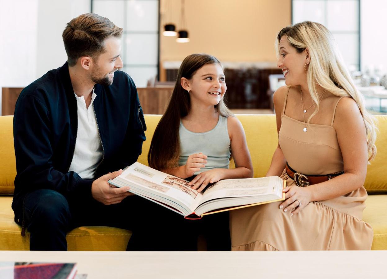 Ette Luxury Hotel & Spa Four Corners エクステリア 写真 A family at the 2019 Toronto International Film Festival