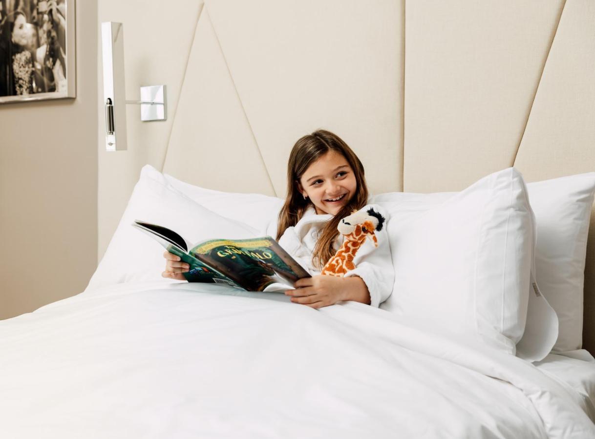 Ette Luxury Hotel & Spa Four Corners エクステリア 写真 A child in a hotel room