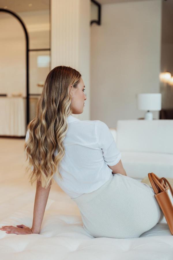 Ette Luxury Hotel & Spa Four Corners エクステリア 写真 A woman with long hair
