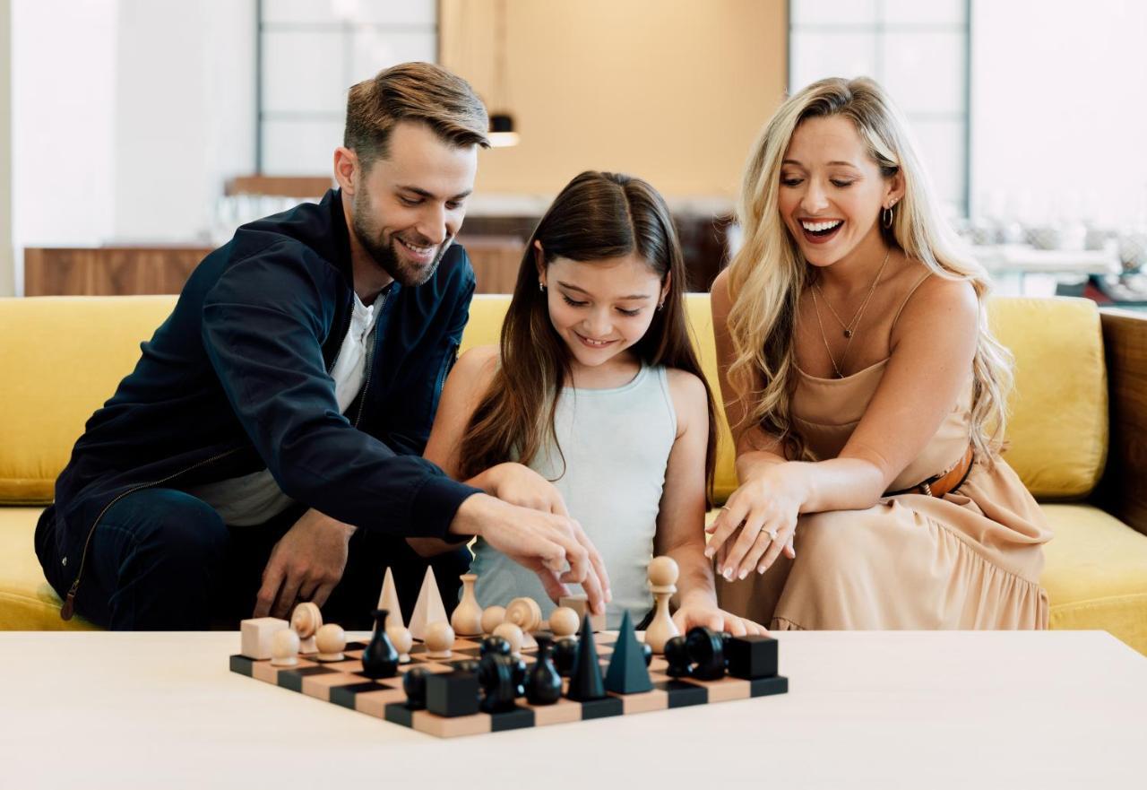 Ette Luxury Hotel & Spa Four Corners エクステリア 写真 A family playing chess