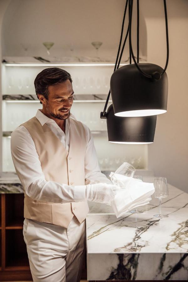 Ette Luxury Hotel & Spa Four Corners エクステリア 写真 A butler washing dishes