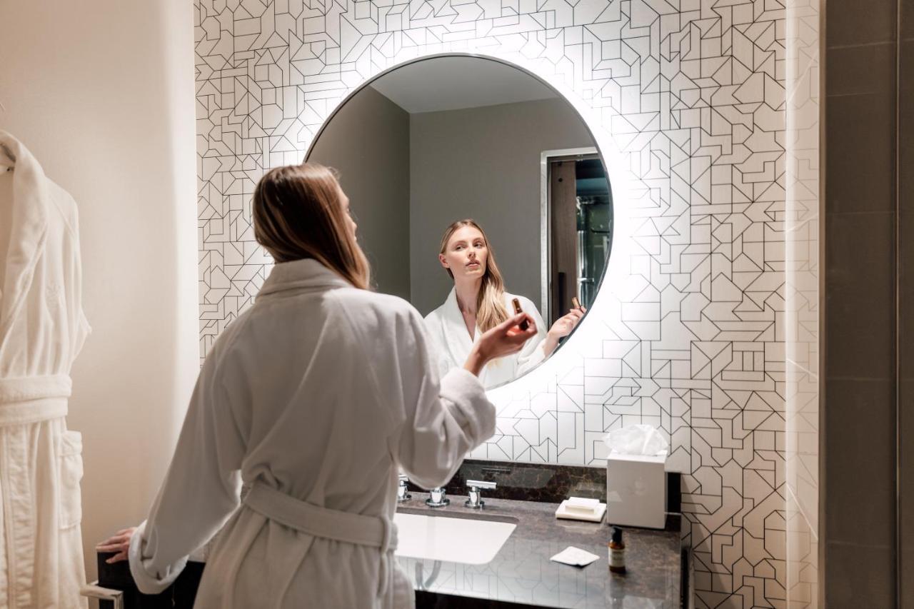 Ette Luxury Hotel & Spa Four Corners エクステリア 写真 A woman in a bathrobe