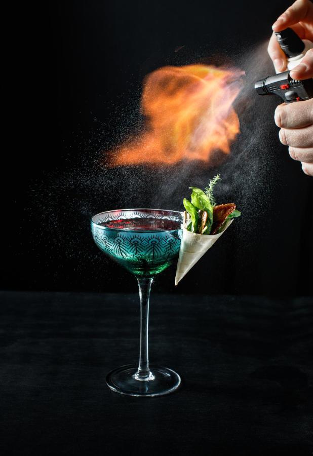 Ette Luxury Hotel & Spa Four Corners エクステリア 写真 A cocktail being flambéed