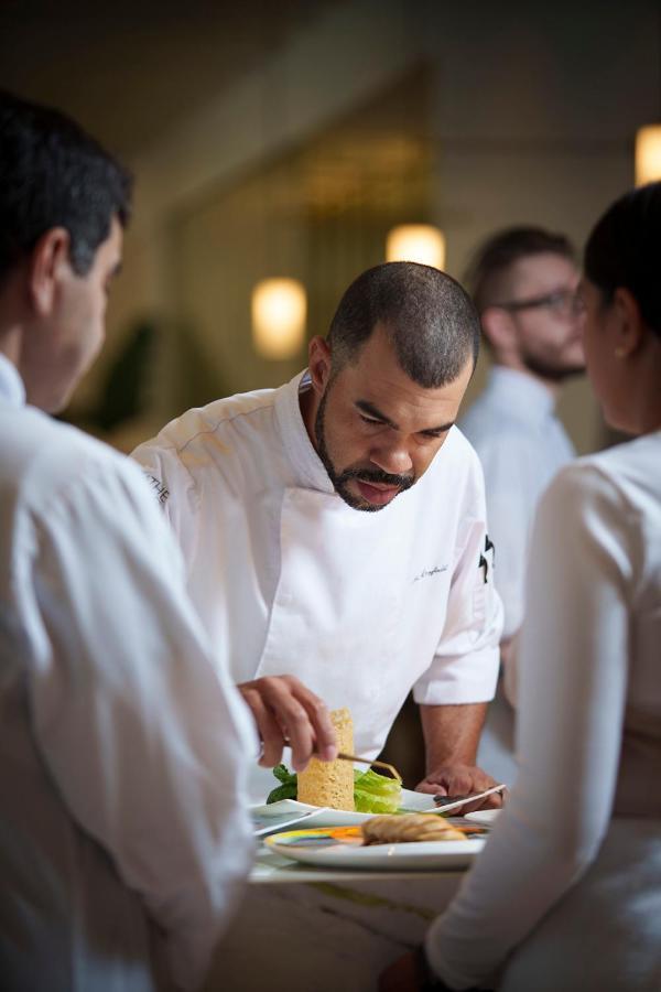 Ette Luxury Hotel & Spa Four Corners エクステリア 写真 Chef preparing a dish