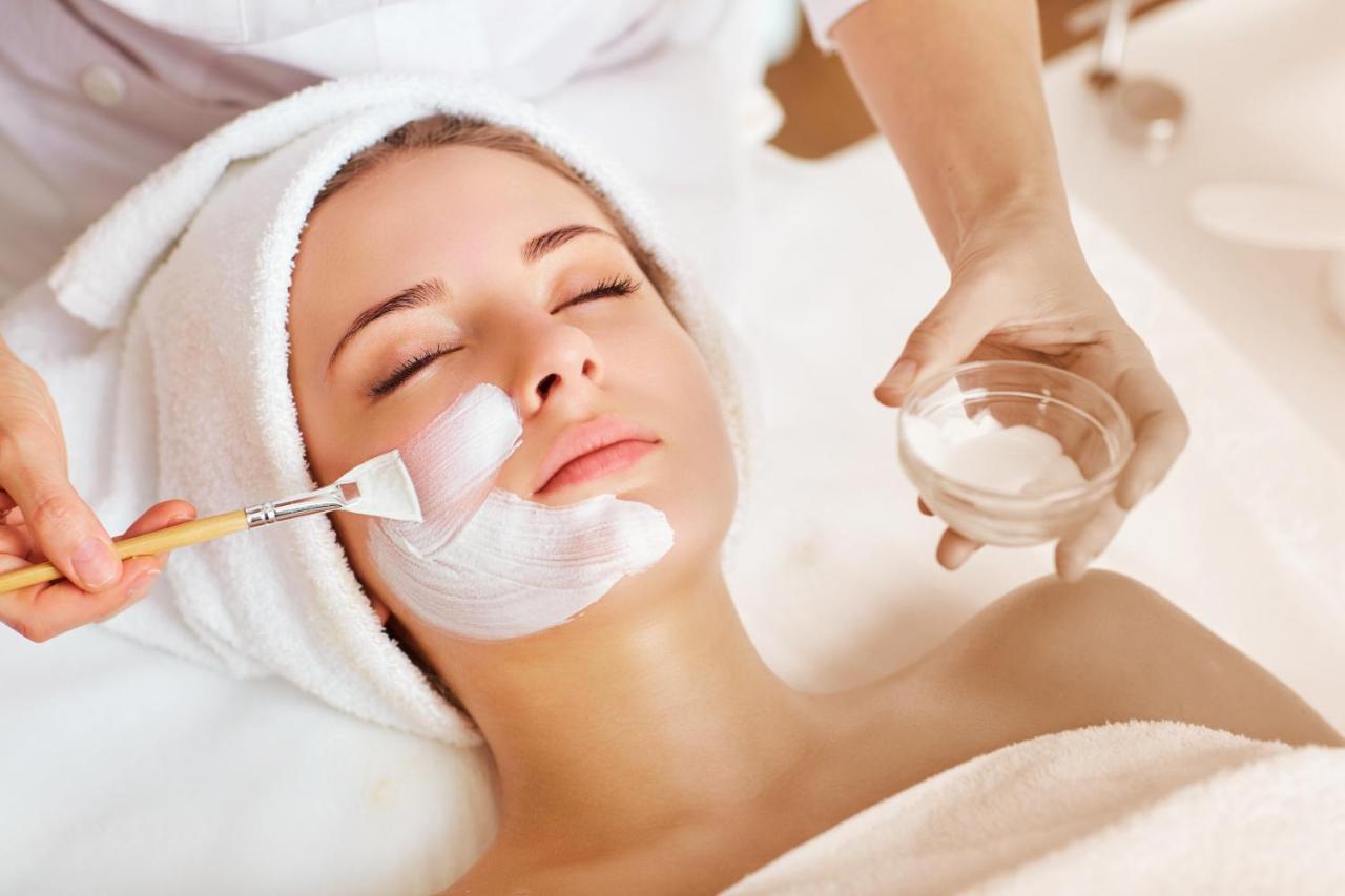 Ette Luxury Hotel & Spa Four Corners エクステリア 写真 A woman receiving a facial treatment